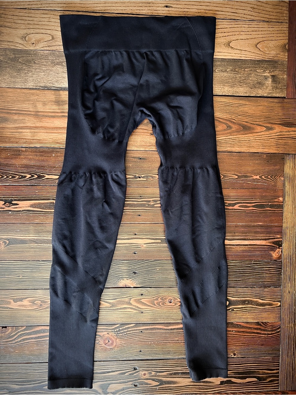 THRIVIN • Elevate Sculpting black leggings scrunch bum no front seam compression